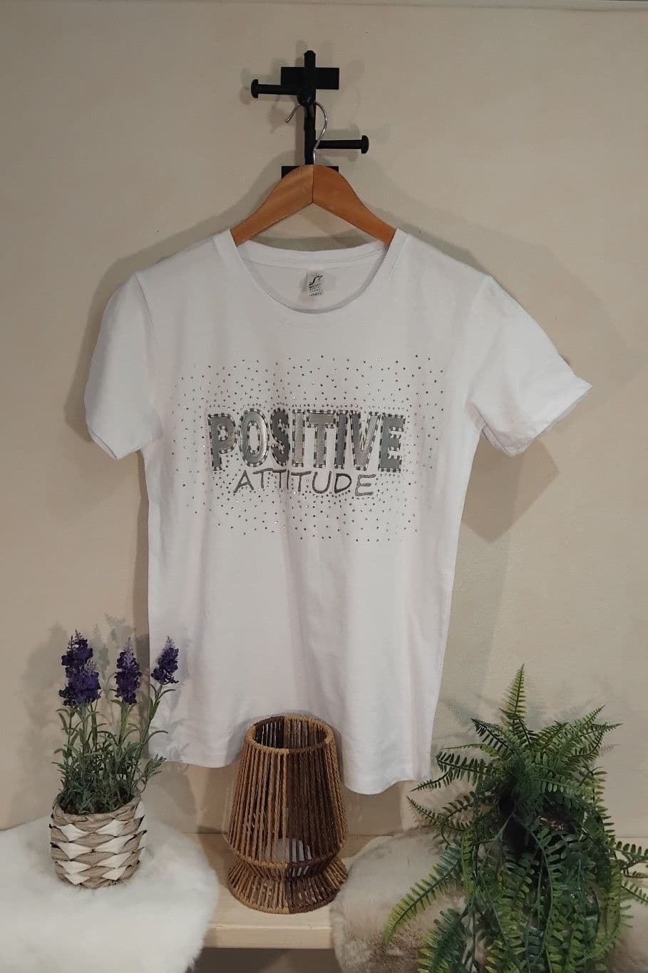 t-shirt brodé avec strasss positive attitude