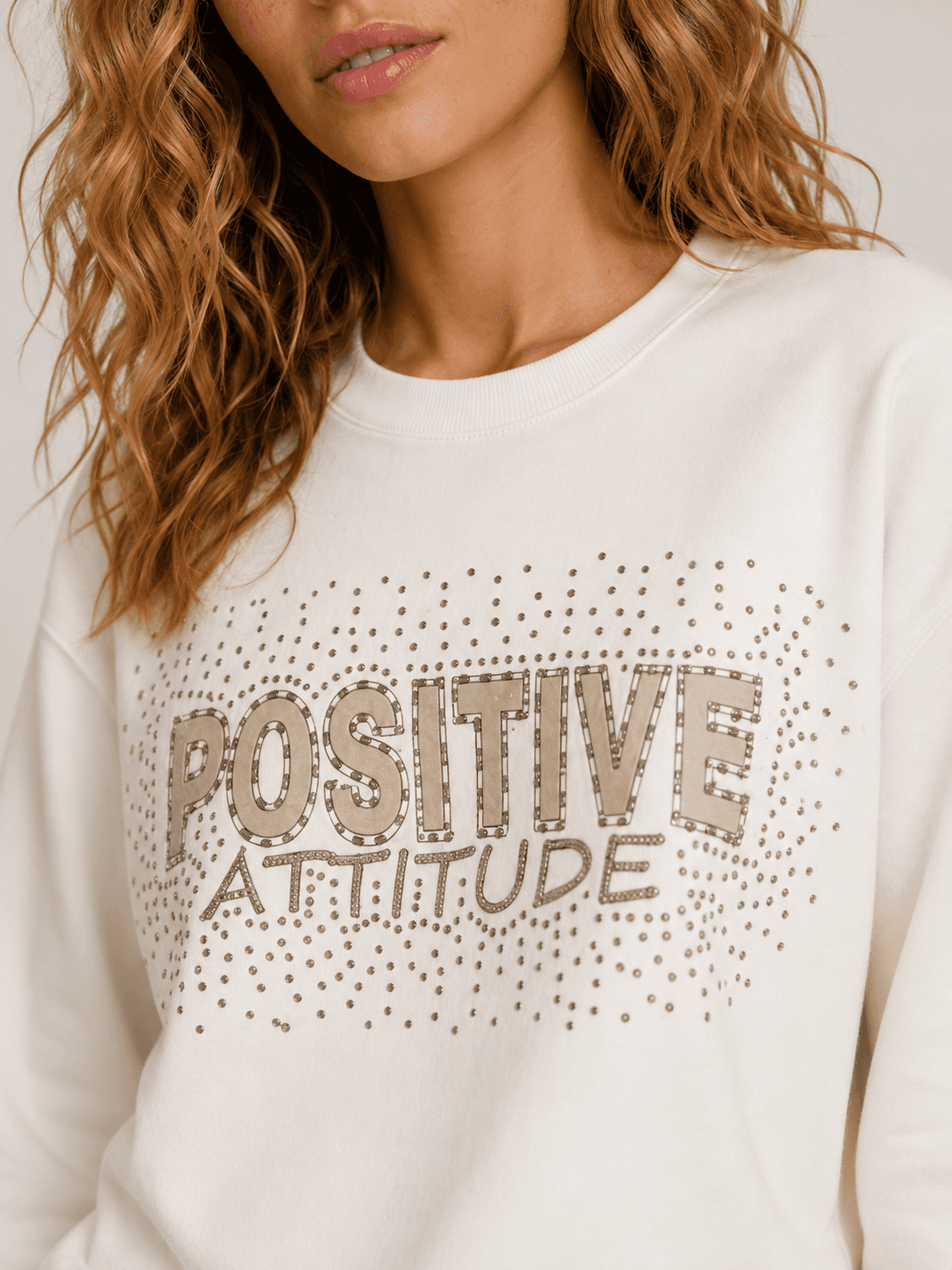 sweat blanc brodé strass positive attitude zoom